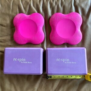 Halle Berry set of 4 yoga blocks and knee pads